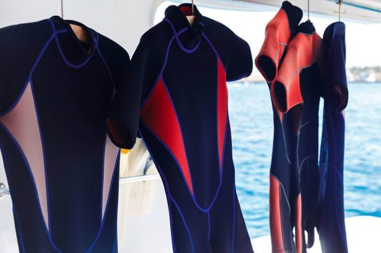 how does wetsuit keep you warm