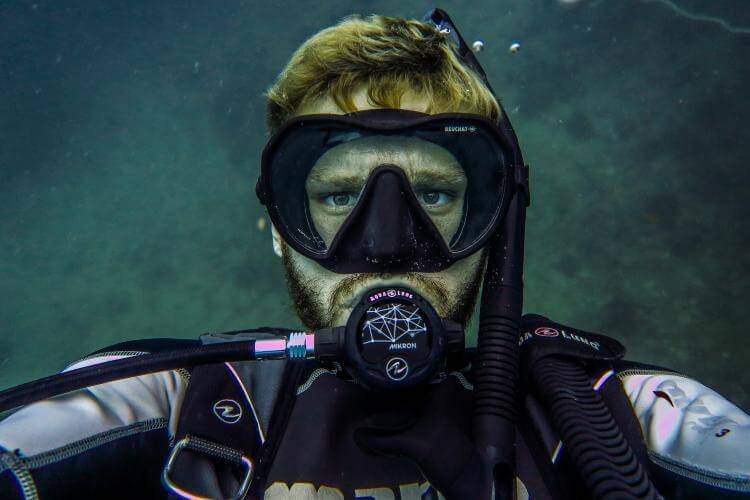 best scuba mask for facial hair