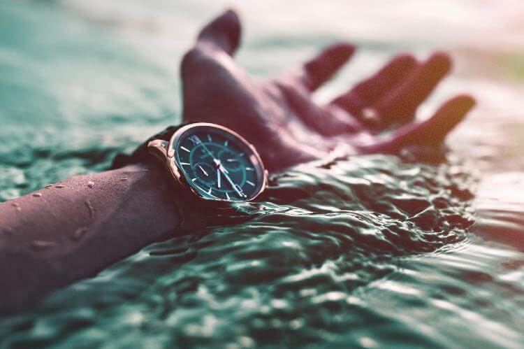 how to use a dive watch