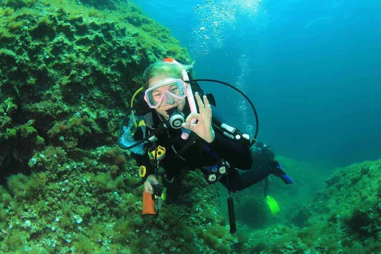how divers communicate underwater