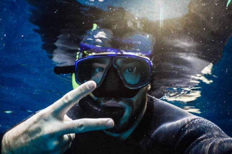 how spit works in defogging a scuba mask