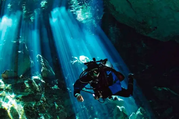 diving in cenote