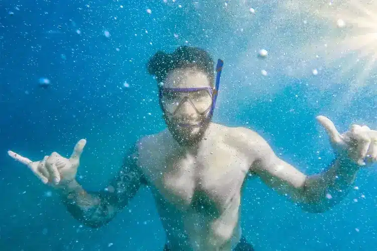 can you snorkel with glasses